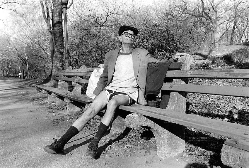 001-USA-New-York-Central-Park-Elderly-man-No-pants-Bench-1986.jpg