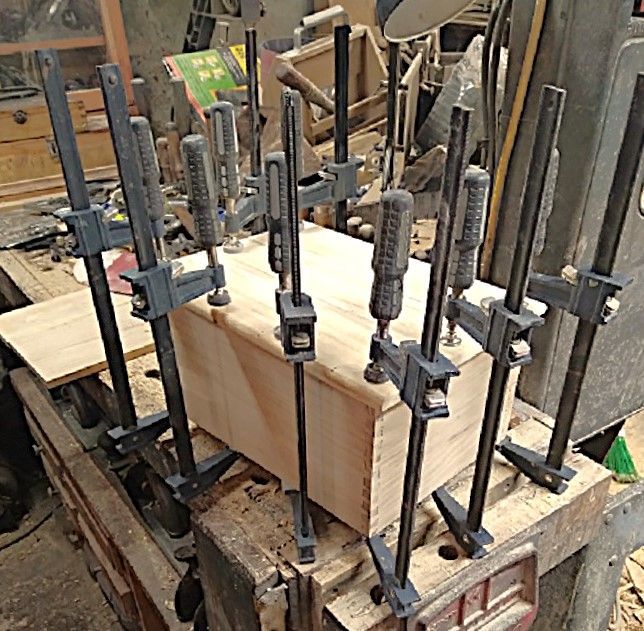 AResawBoxBaseworkforestofclamps.jpg.2ca1da83fe32492d4d9ae40647b2e12a.jpg