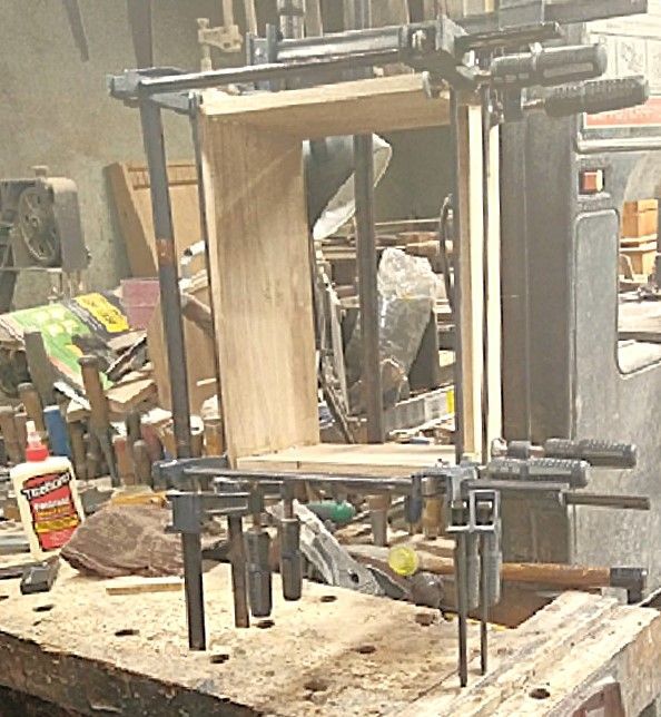 AResawBoxGlueup9clamps2cauls.jpg.acaca7729136936d5970384187fa29c4.jpg