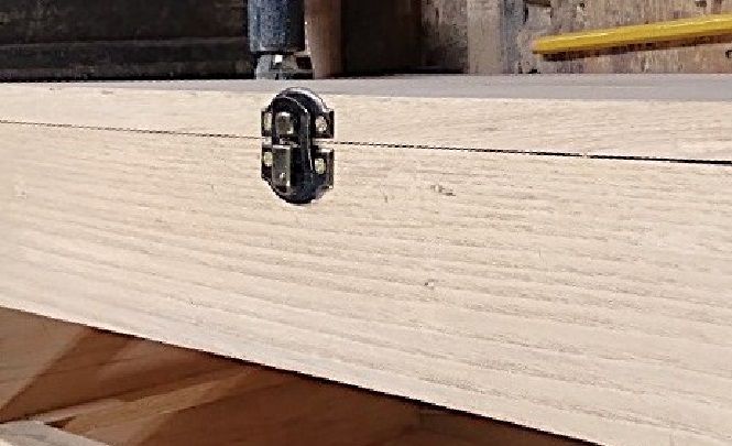 AResawBoxHardwareFeetLatchinstalled.jpg.b2580780269e6ace4a9fa4ef9fff982b.jpg
