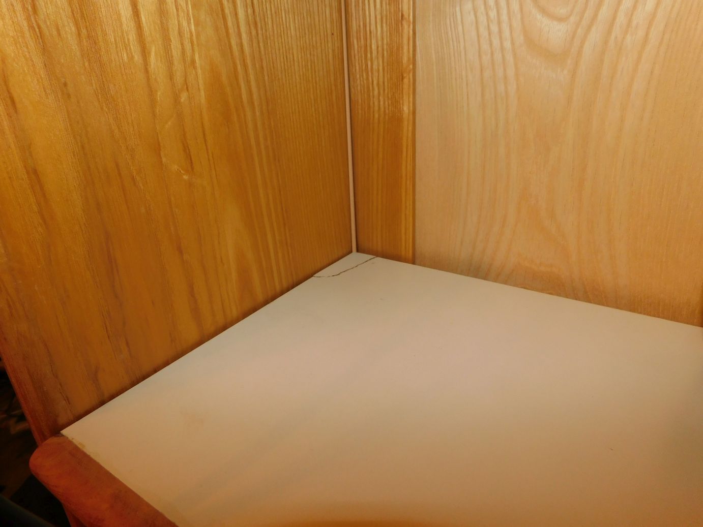 brokenshelfcorner.jpg.c0e0e93b9dbbd9f3c2ecc523c8eee758.jpg