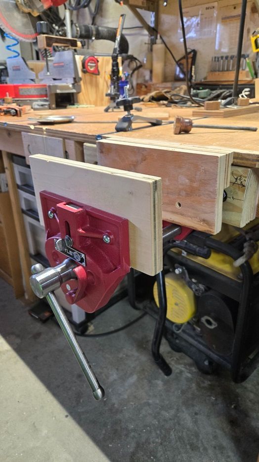 Bench_vise.jpg.7bdb48a44e7c6864777ef2db024eba07.jpg