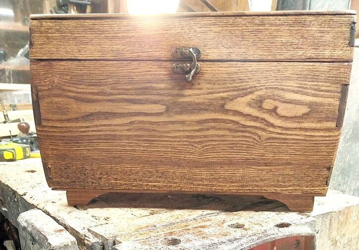 KeepsakeBoxProj.feetStainfrontview.jpg.16fc1d4b7512675f3aef2097e914115b.jpg