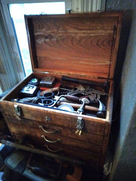 27 May, Tool clutter, 5 drawer chest  .jpg